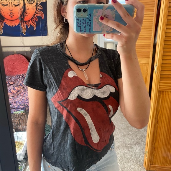 rolling stones t-shirt with v-line cut - Picture 2 of 3